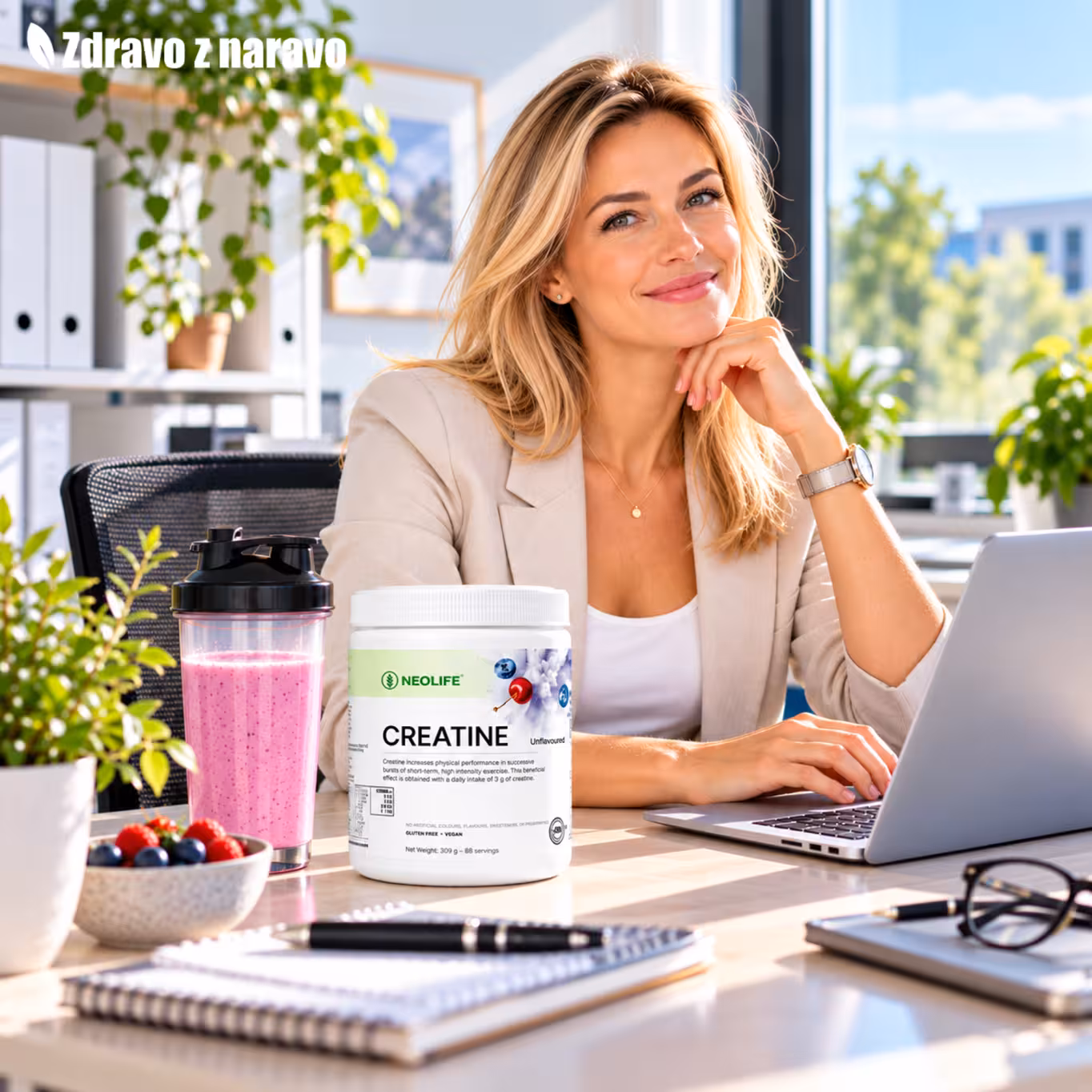 Creatine NeoLife na pisarniški mizi ob računalniku